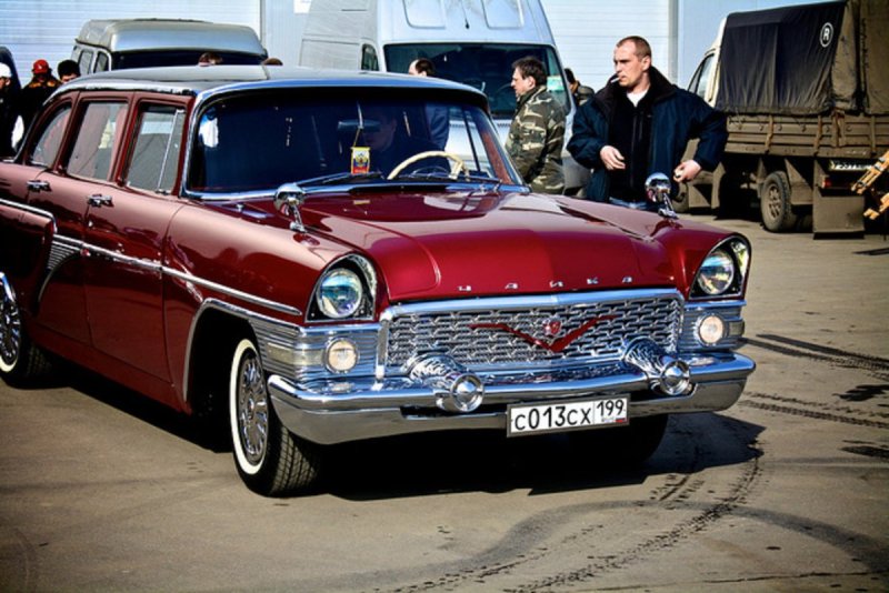 ГАЗ 13 Чайка красно белая