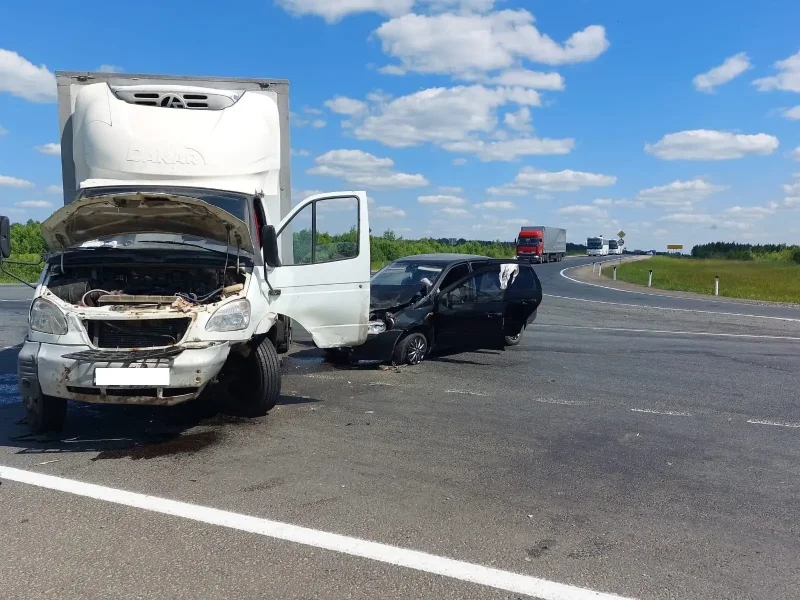 Волга врезалась в грузовик