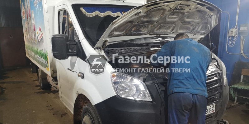Механик чинит Газель