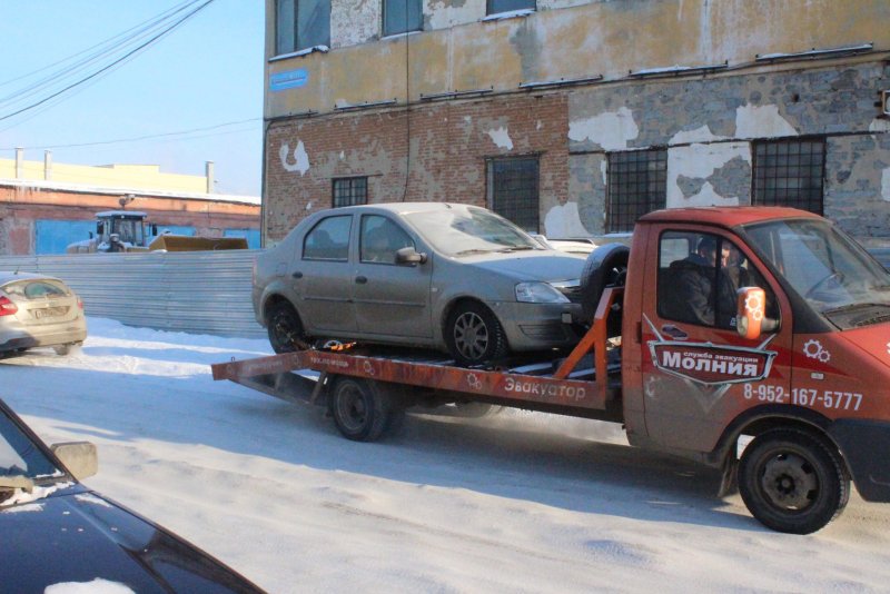 Газель эвакуатор везет Газель