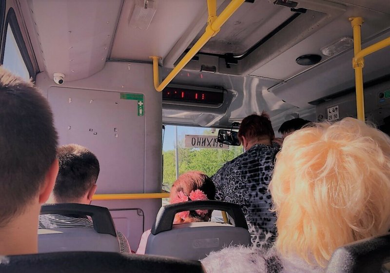 Автобус внутри с людьми
