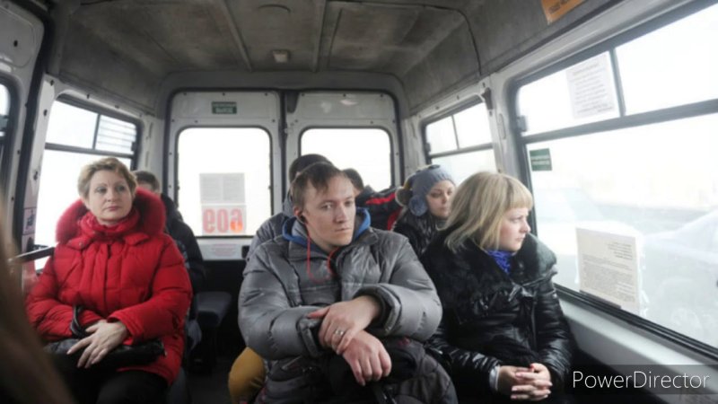 Пассажиры в автобусе зимой