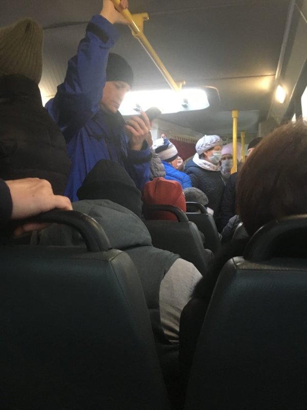Люди в автобусе