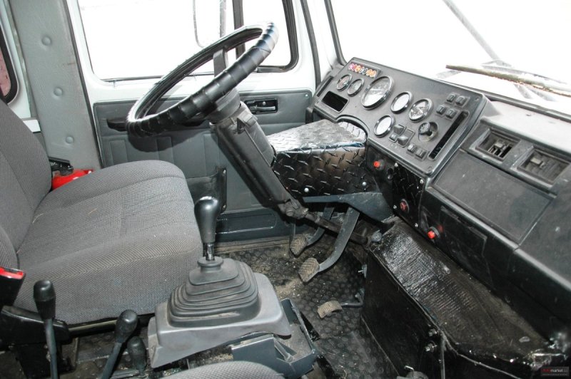 ГАЗ 3309 салон кабины