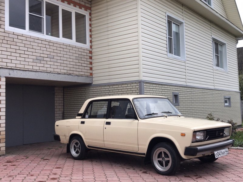 Бежевая Lada 21057 Riva stens