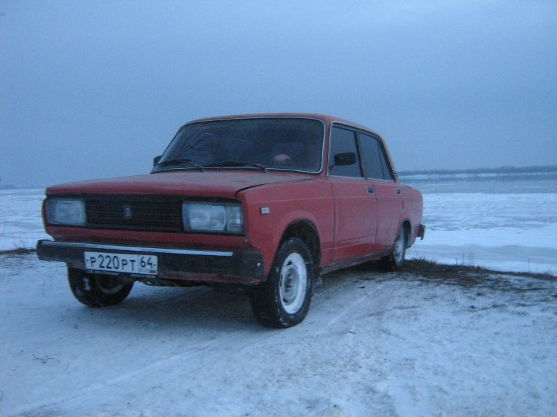 ВАЗ 2105 красная зимой