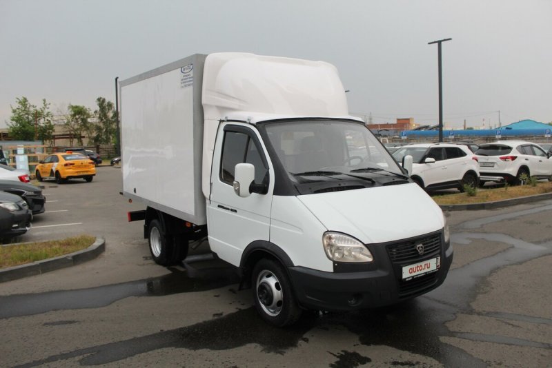 Белый ГАЗ 2747