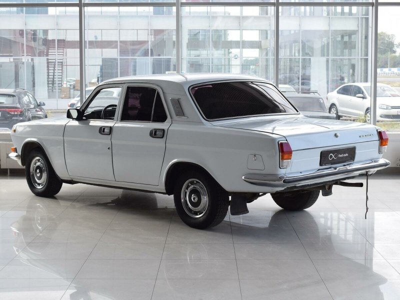 ГАЗ 2410 белая спереди