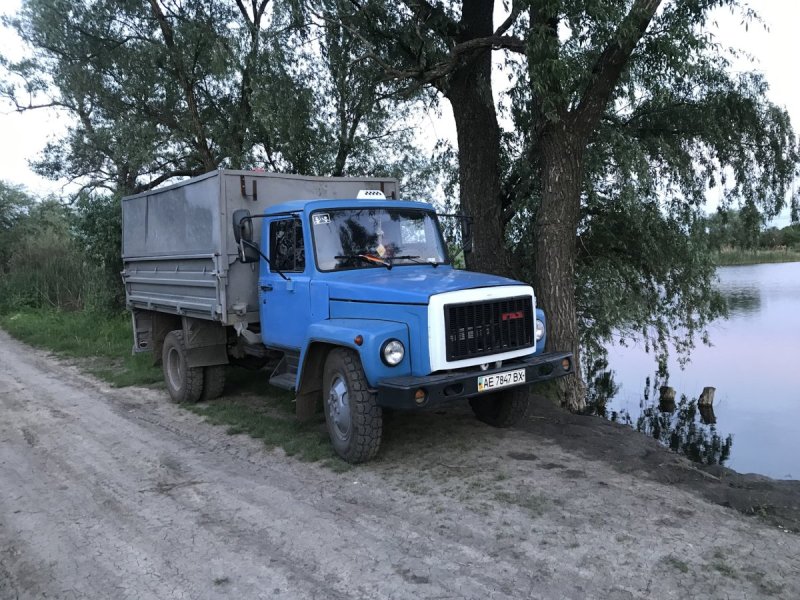 Голубой ГАЗ 3307 грузовой