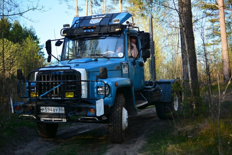 Грузовик ГАЗ 3307 колхоз