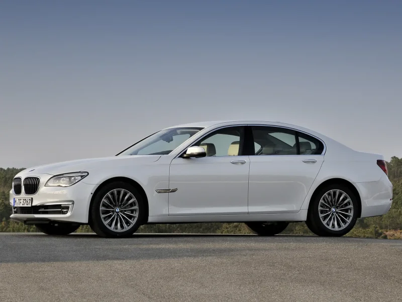 Белая g12 BMW 7