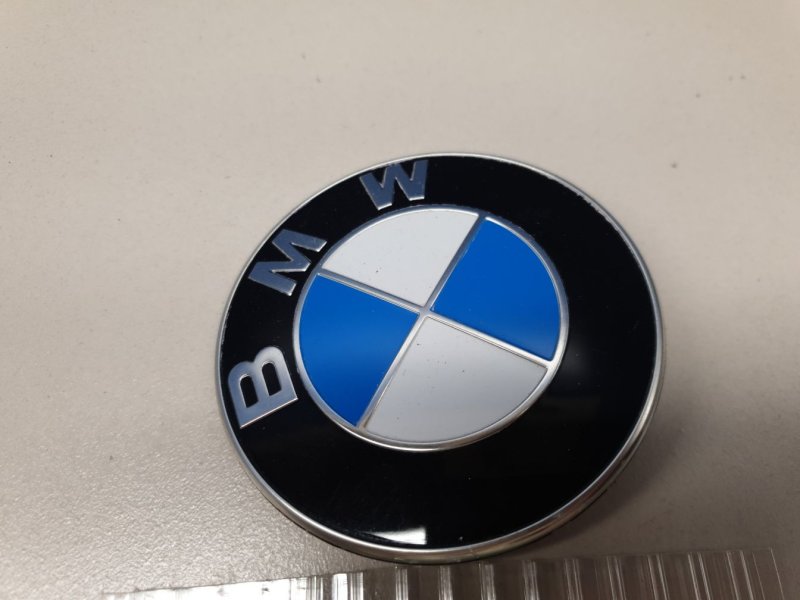 Значок BMW на багажник f25