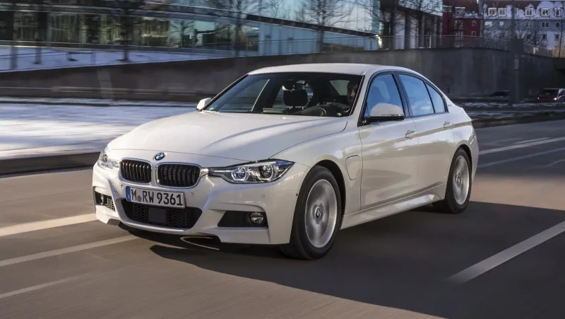 2017 BMW 330 гибрид