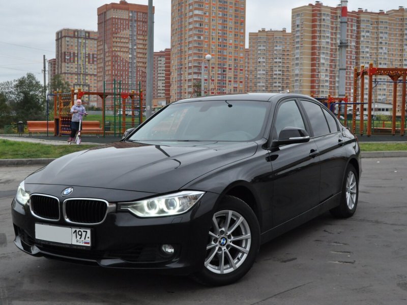 БМВ 3 2014 черная