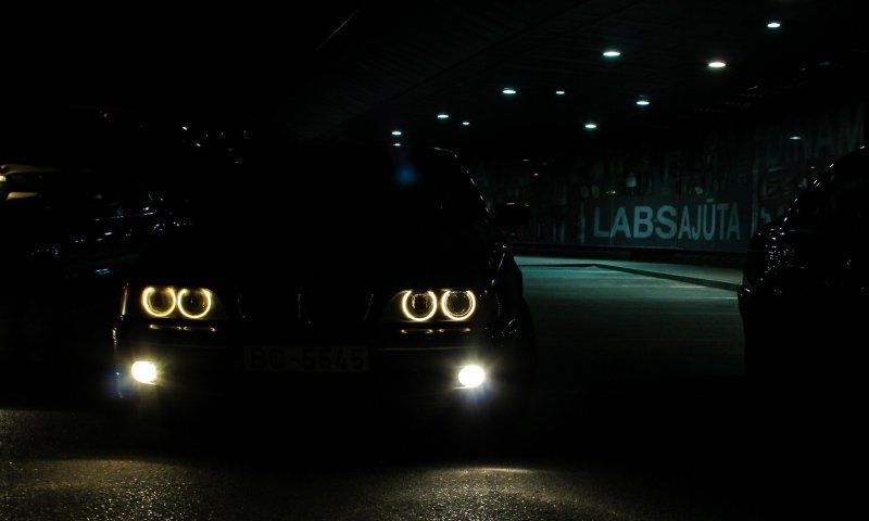 БМВ м5 в темноте