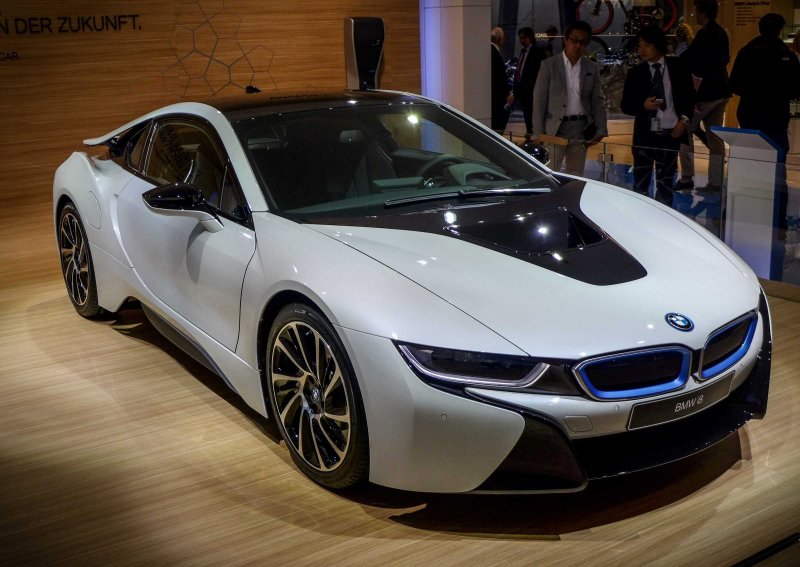 BMW i8 белая