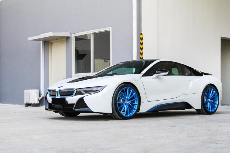BMW i8 турбо