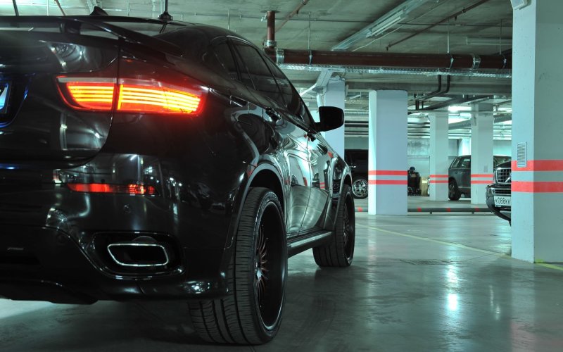 BMW x6 на подземной парковке
