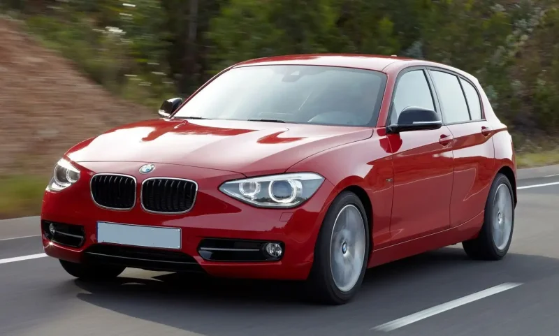 BMW 118i красная