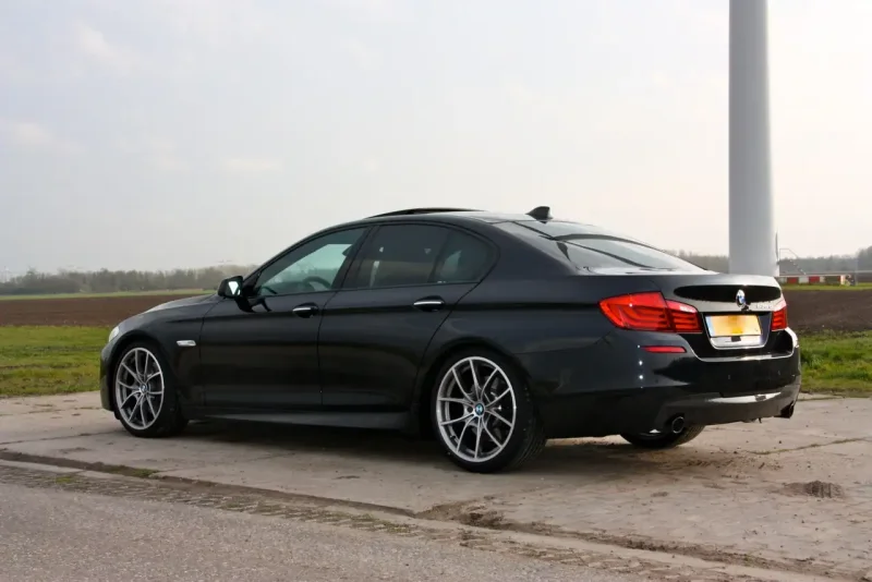 BMW 3 e90 черная