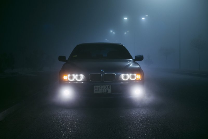 Чёрные BMW x6 ночью