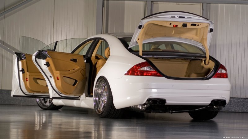 Mercedes CLS 63 С открытой дверью