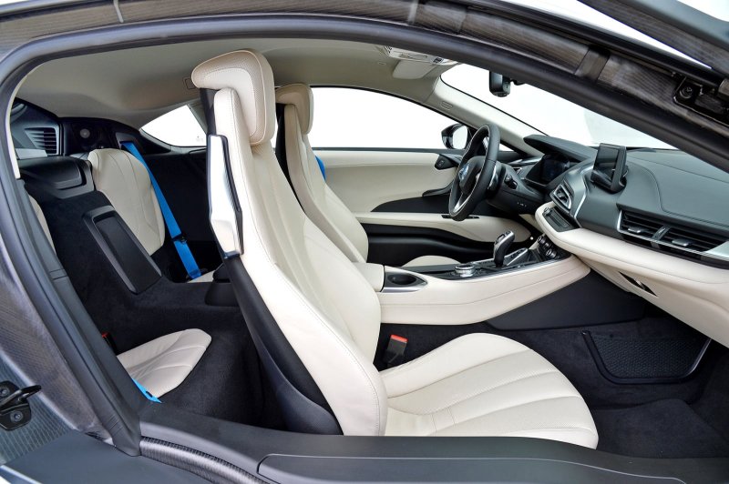 BMW i8 салон сзади