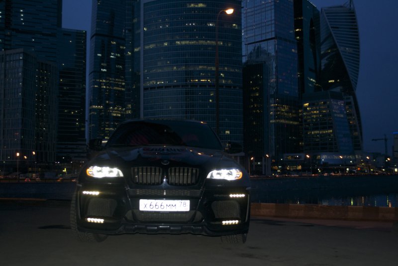 БМВ x6 в темноте