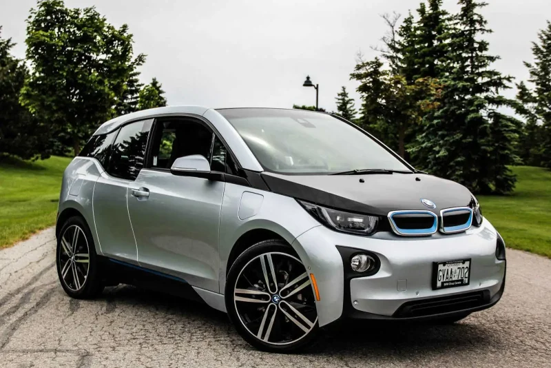 BMW i3 красная