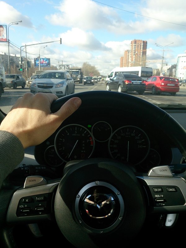 За рулем белой БМВ м5