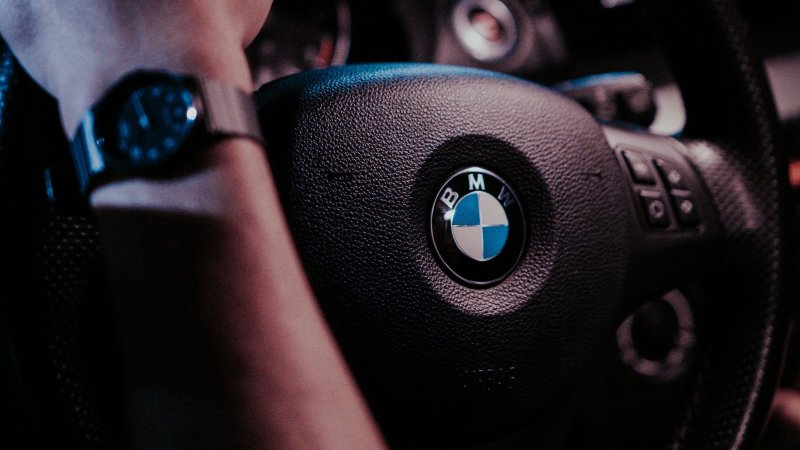 BMW 525i за рулем