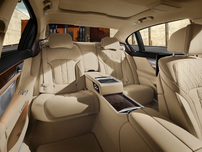 BMW 7 салон сзади