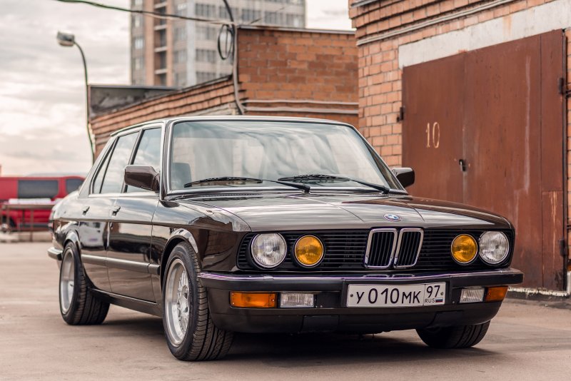 БМВ е28 520i