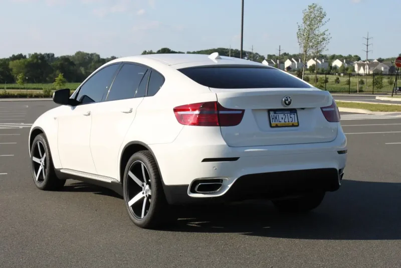 Черный BMW x6 2012