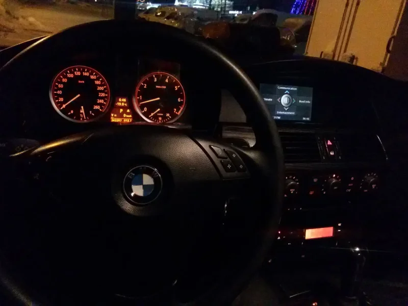 BMW e60 ночью