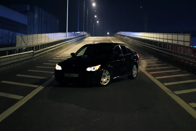BMW e60 545 в темноте