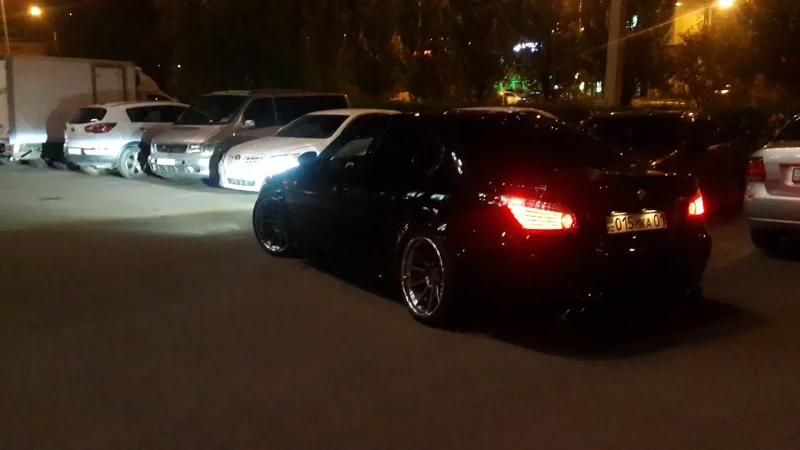 BMW e60 черная ночью