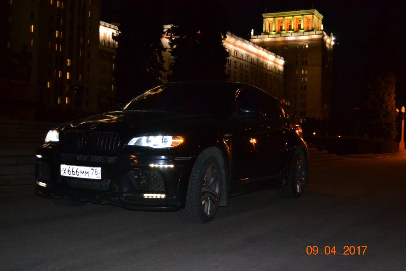 БМВ х6м ночью