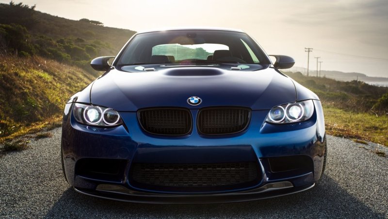 Чёрная машина BMW