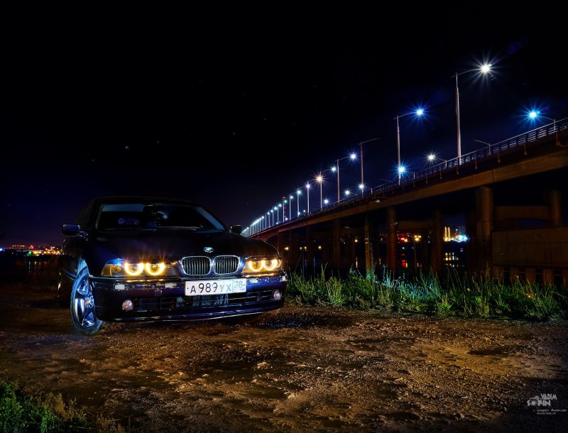 Парень за рулем ночью