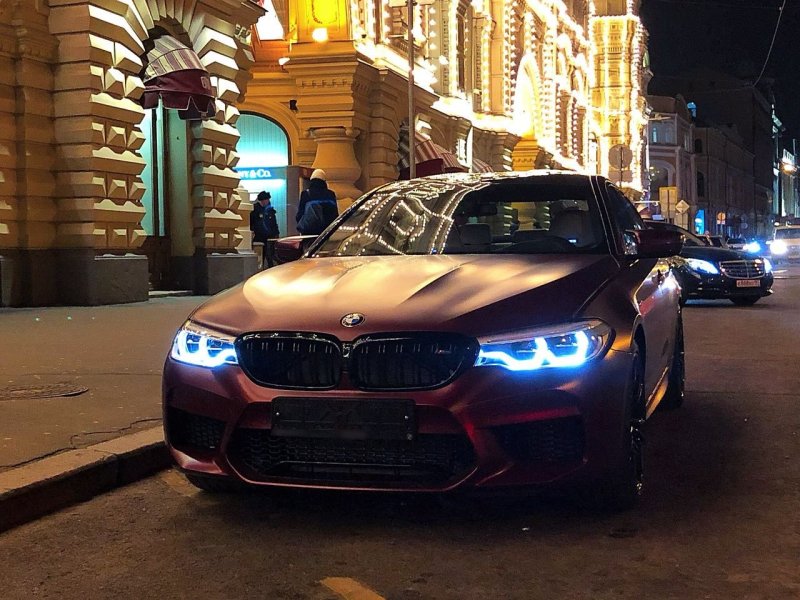 BMW на фоне заката