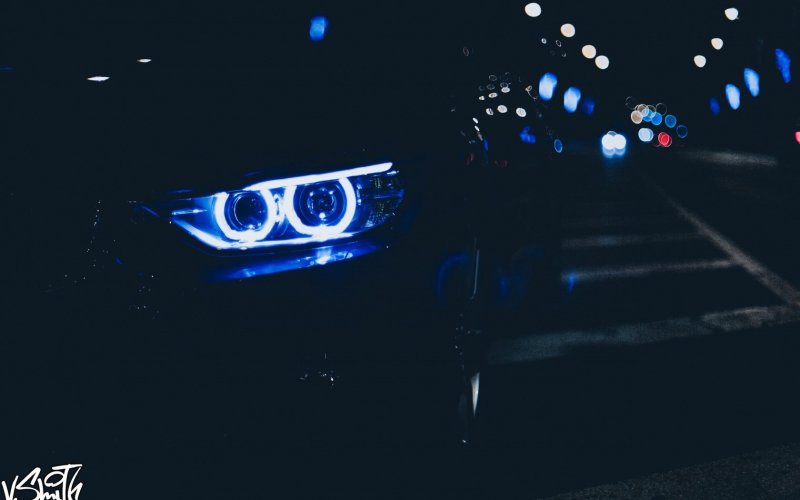 Парень возле машины ночью