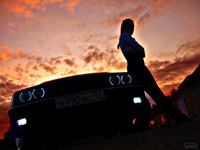 Мужчина за рулем БМВ