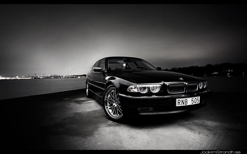BMW m5 на черном фоне