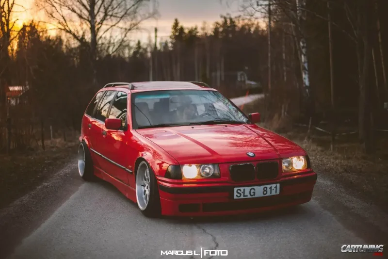 Красная BMW e36 с черной крышей