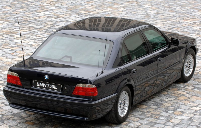 BMW 7 е32