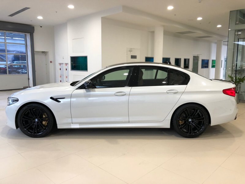 BMW m5 f90 Competition белая