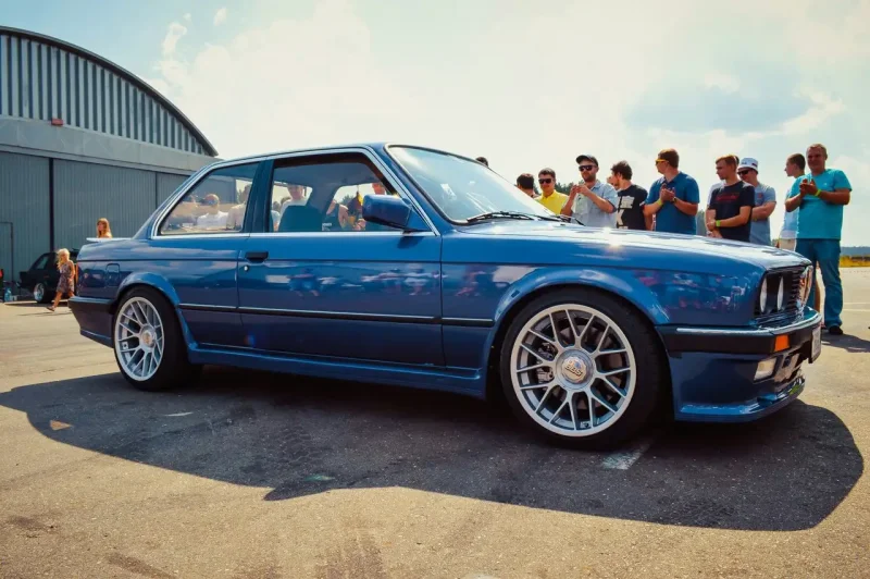 BMW e30 голубая