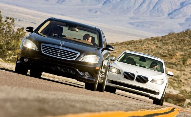 Машина BMW И Mercedes
