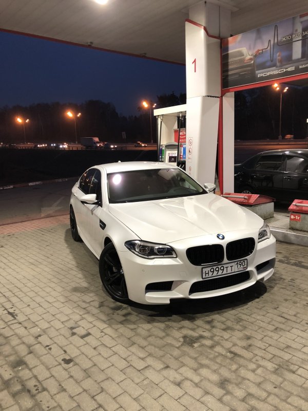 БМВ f10 белая с черной крышей